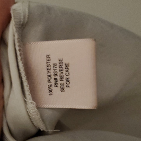 Light Gray/Silver Satin Top high/ low Size M - Picture 4 of 5